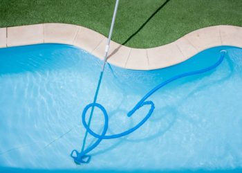 Weiße Flocken im Pool