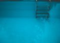 Poolwasser milchig: Entdecke die Gründe und Lösungen