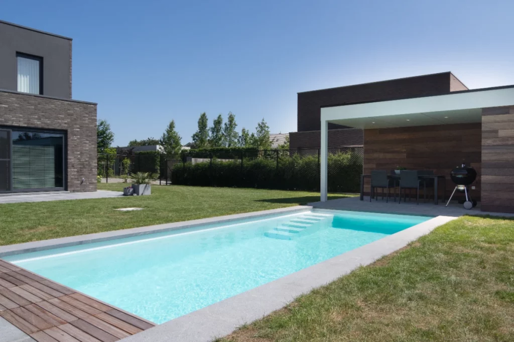 Pool steht im Garten eines großen Grundstücks in Deutschland.