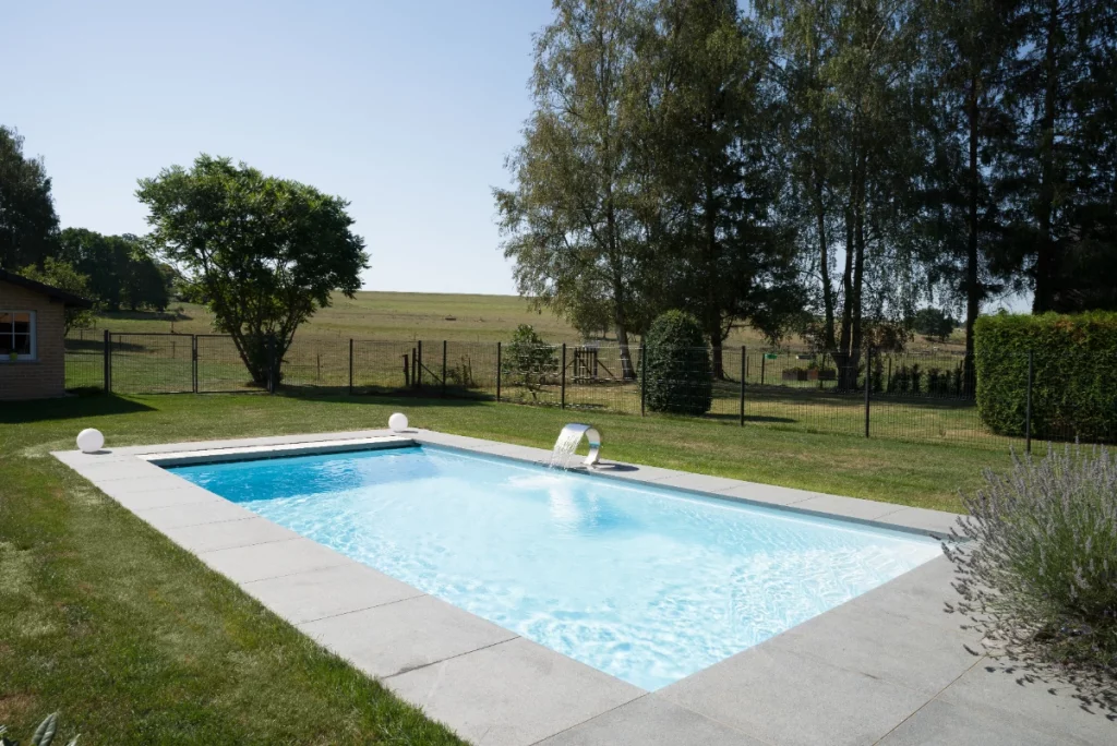 Individueller Poolbau: Ein Pool in einem großen Garten.