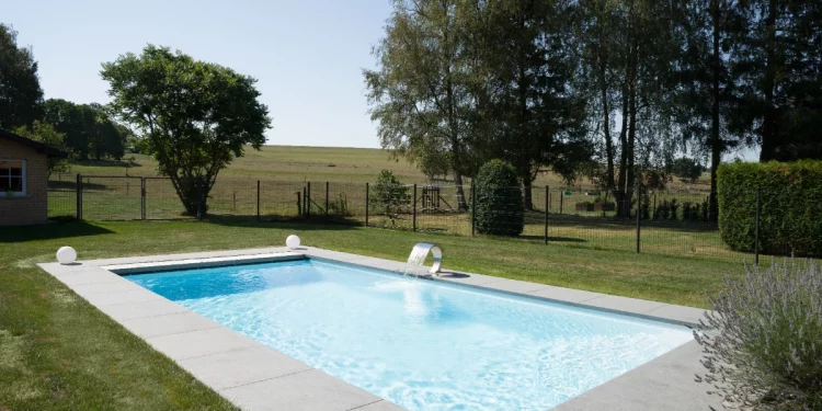 Individueller Poolbau: Ein Pool in einem großen Garten.