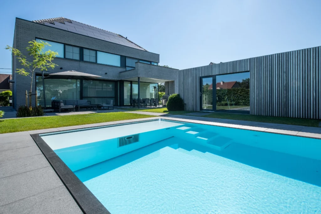 Luxusgrundstück mit einem großen individuell gebauten Pool.