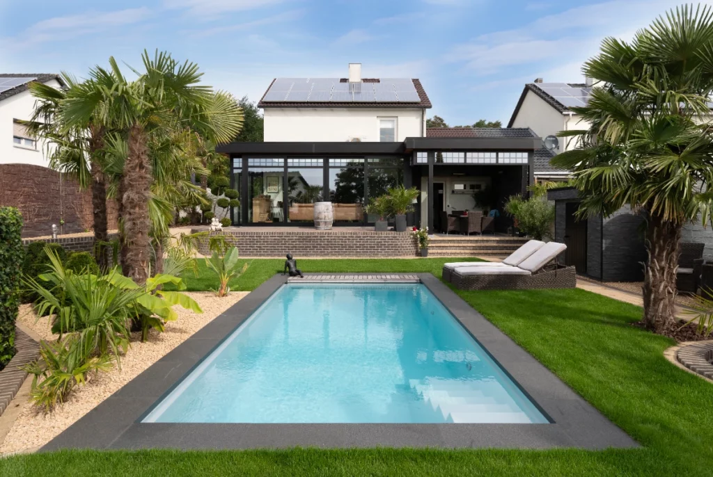 Ein schöner modernen Garten, in dem ein Pool eingebaut wurde.