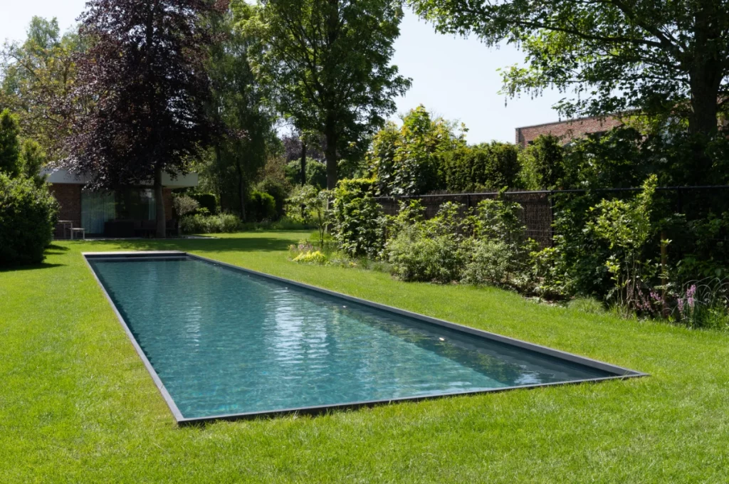 Ein ebenerdiger Pool steht auf einer großen Wiese.