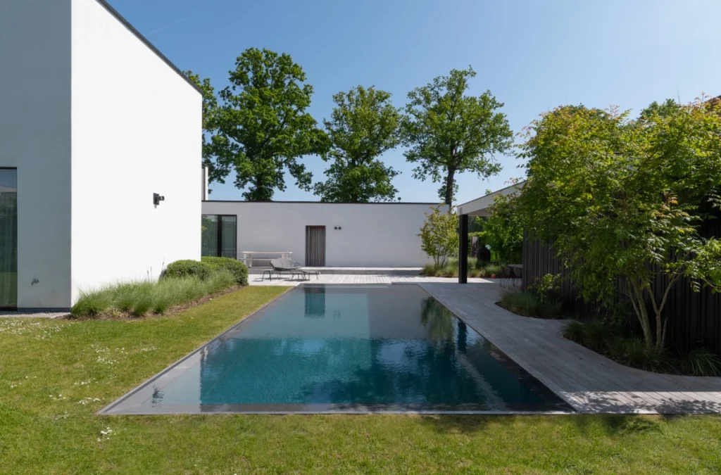 Ein Überlauf Pool auf einem modernen Luxusgrundstück.