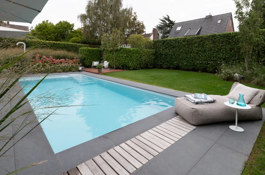 Ein moderner Pool in einem deutschen Garten.