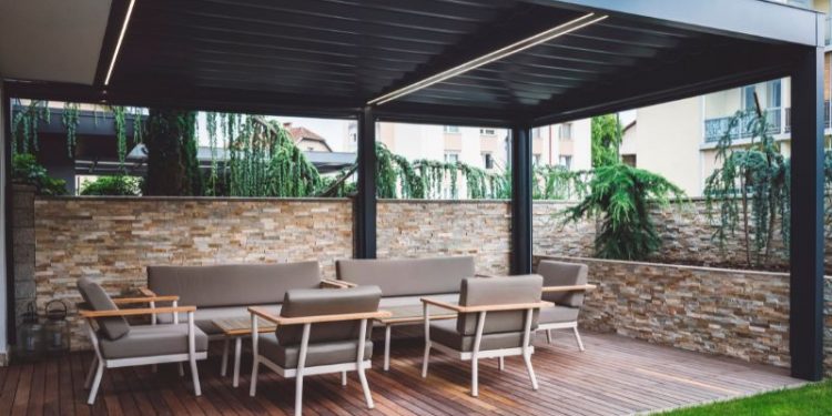 Terrasse reinigen leicht gemacht: Tipps für strahlende Ergebnisse