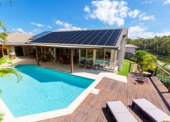 Nachhaltige Poolpflege: So nutzen Sie Solarenergie für Ihren Pool