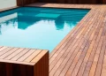 WPC-Dielen am Pool verlegen: Worauf es bei der Poolumrandung wirklich ankommt
