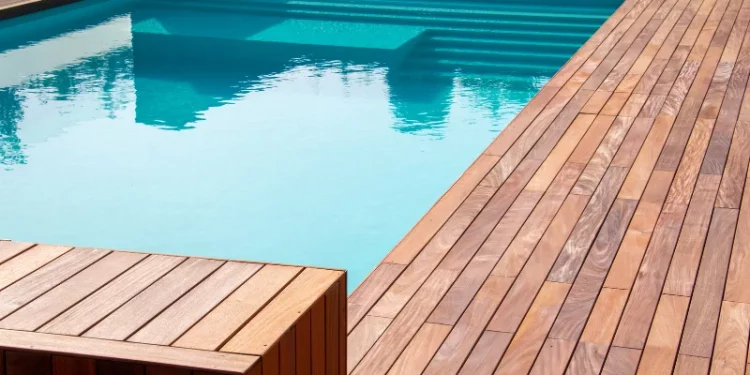 WPC-Dielen am Pool verlegen: Worauf es bei der Poolumrandung wirklich ankommt